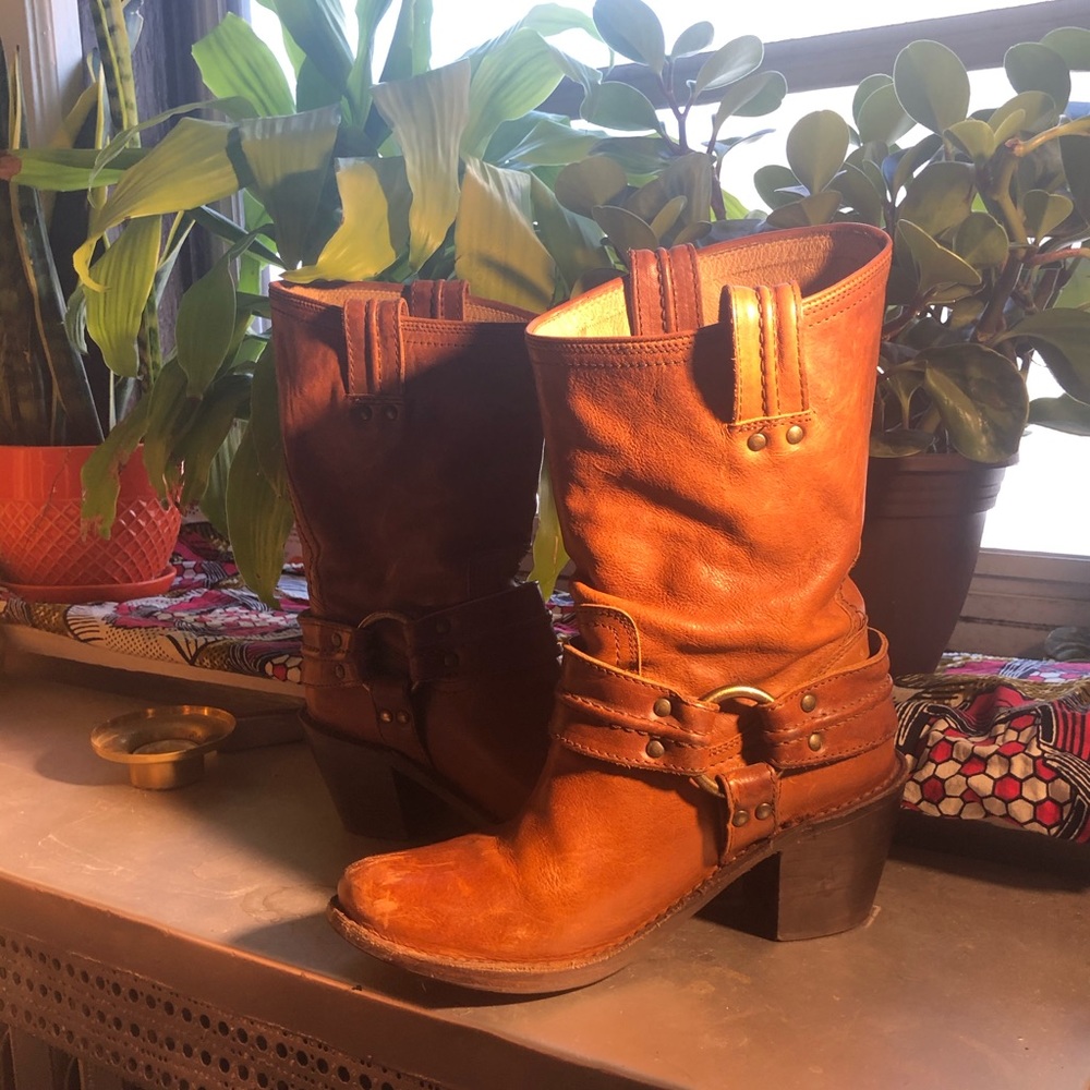 FRYE - Carmen harness midi boot